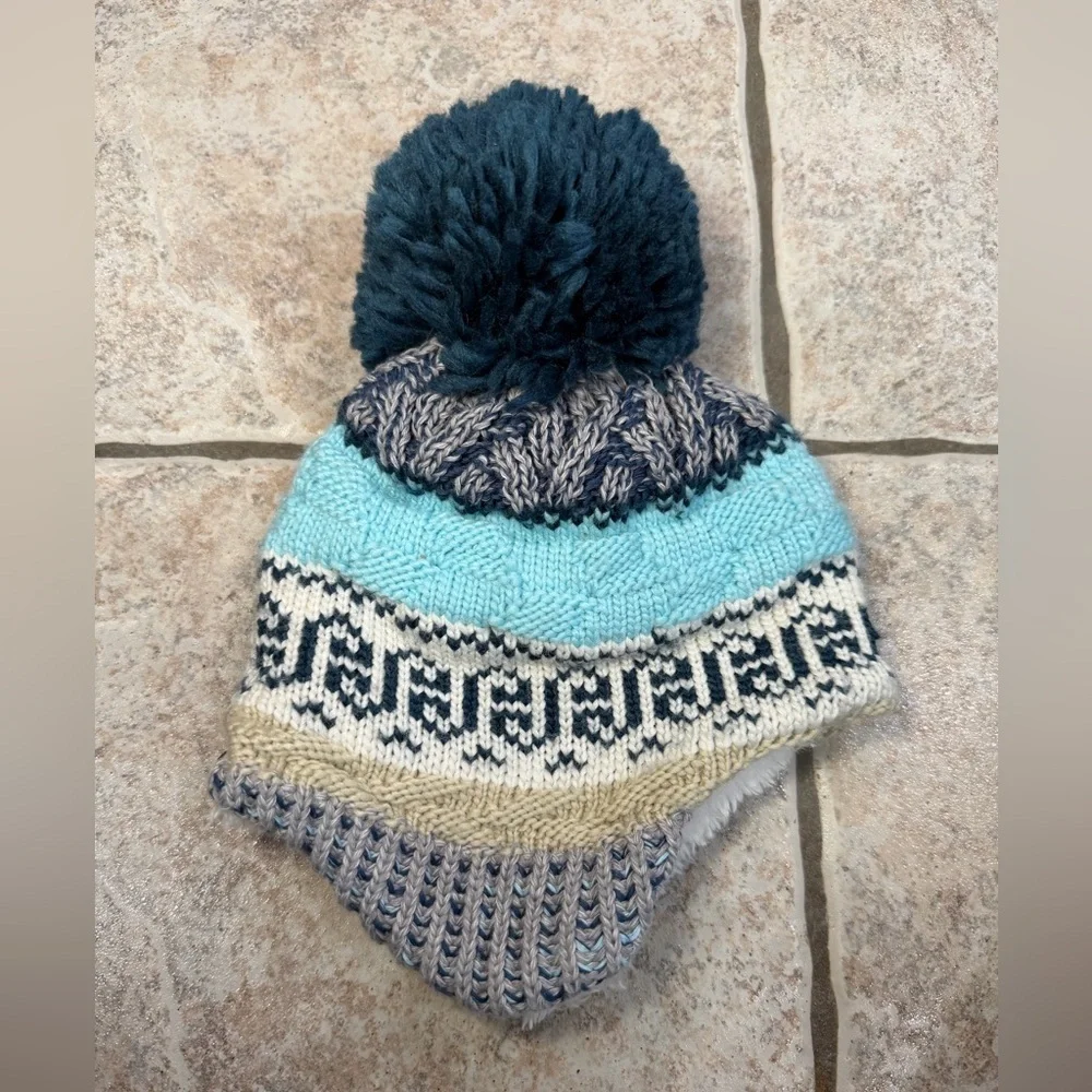 The North Face kids winter Pom Pom hat, infant 0-6 months